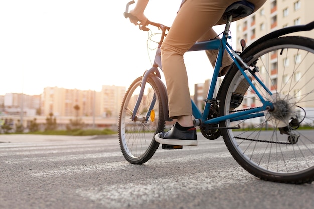 Primo piano uomo in bicicletta