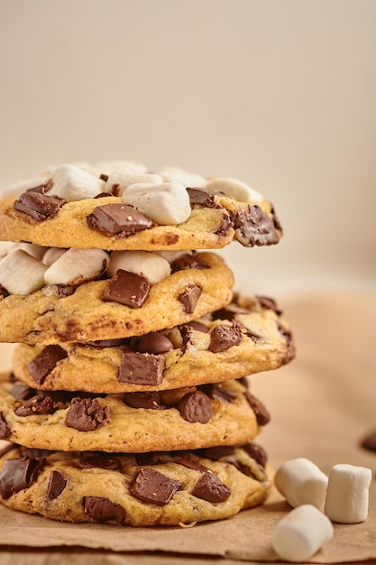 Primo piano verticale di biscotti al cioccolato con marshmallow.
