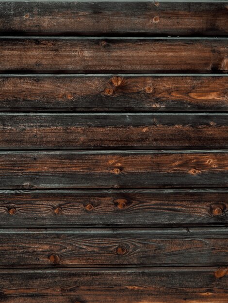 Primo piano verticale di un fondo della parete della plancia di legno