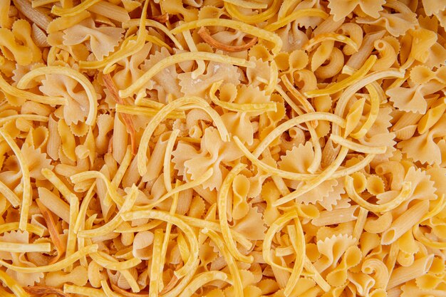 Primo piano vista di pasta cruda di diverse forme e tipi