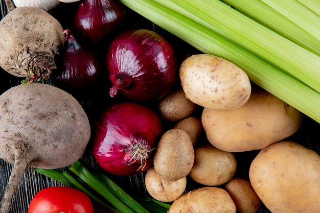 Primo piano vista di verdure come cipolla cipollina cipolla sedano scalogno scalogno e altri