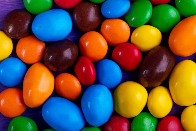 Priorità bassa della vista superiore delle caramelle variopinte dolci
