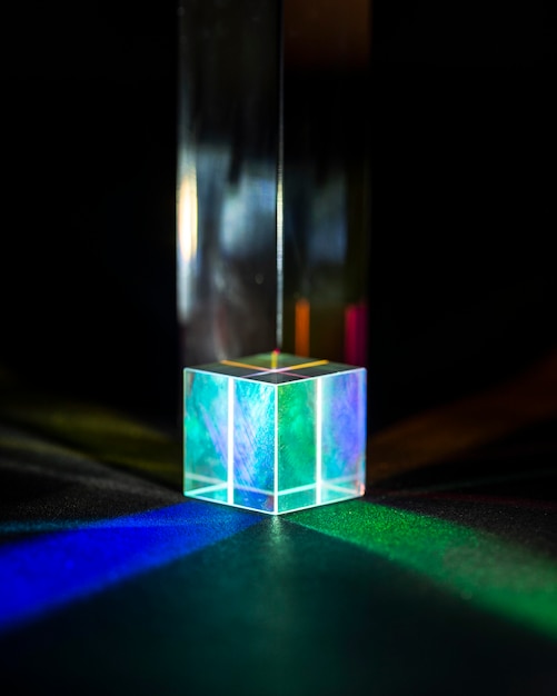 Prisma trasparente cubico e luci