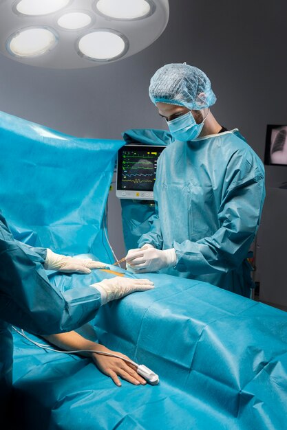 Procedura chirurgica eseguita dal medico in attrezzatura speciale