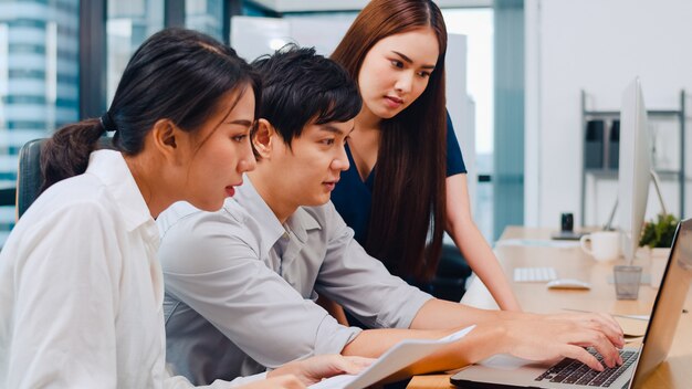 Processo collaborativo di imprenditori multiculturali che utilizzano la presentazione e la comunicazione del laptop incontrando idee di brainstorming sulla strategia di successo del piano di lavoro dei colleghi di progetto in ufficio moderno.