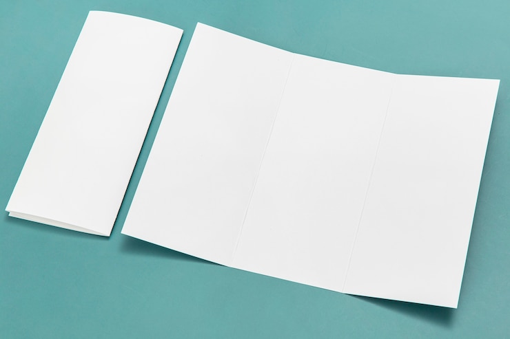 Foto gratuito processo di creazione di brochure ad alto angolo