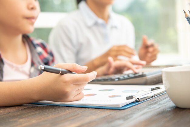 Processo di lavoro di squadra. uomini d'affari che discutono le tabelle e grafici che mostrano i risultati della loro collaborazione di successo