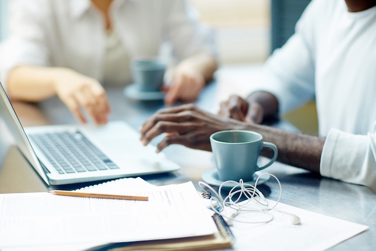 Foto gratuito processo di lavoro in ufficio