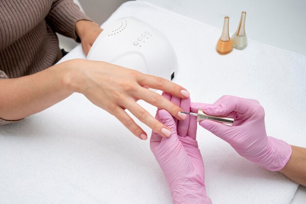 Processo di manicure per la cura delle unghie