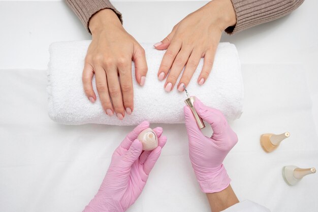 Processo di manicure per la cura delle unghie