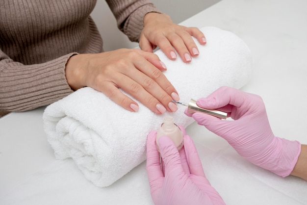 Processo di manicure per la cura delle unghie