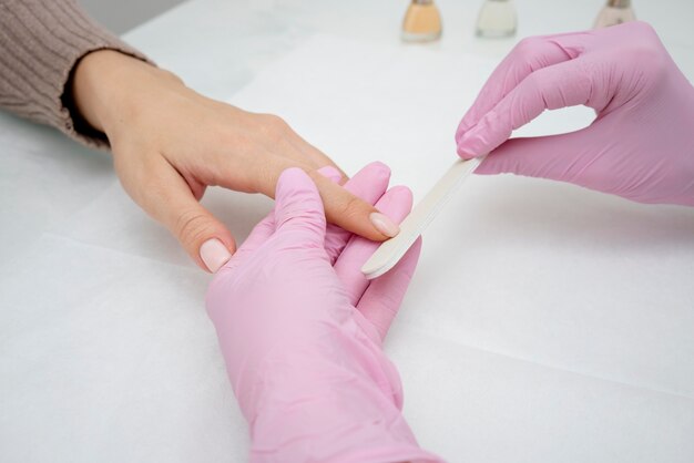 Processo di manicure per la cura delle unghie