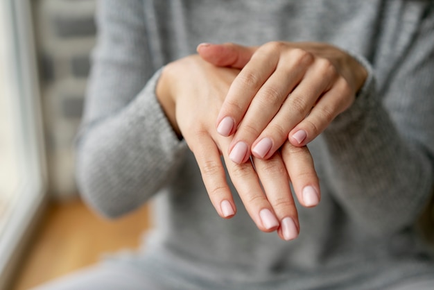 Processo di manicure per la cura delle unghie