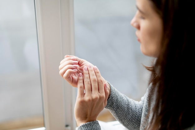 Processo di manicure per la cura delle unghie