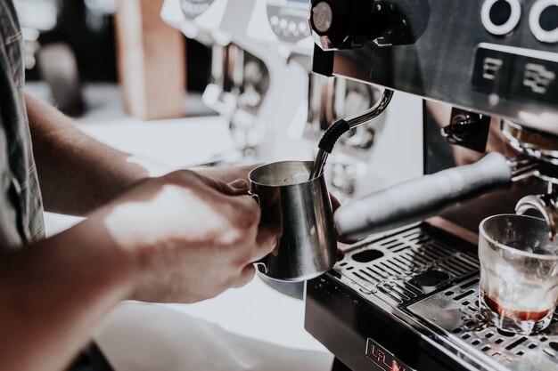 Processo di preparazione del caffè cappuccino