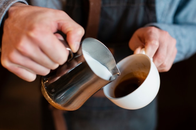 Processo di preparazione del caffè del primo piano