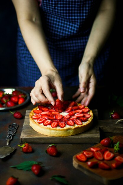 Processo di preparazione di crostate con fragole