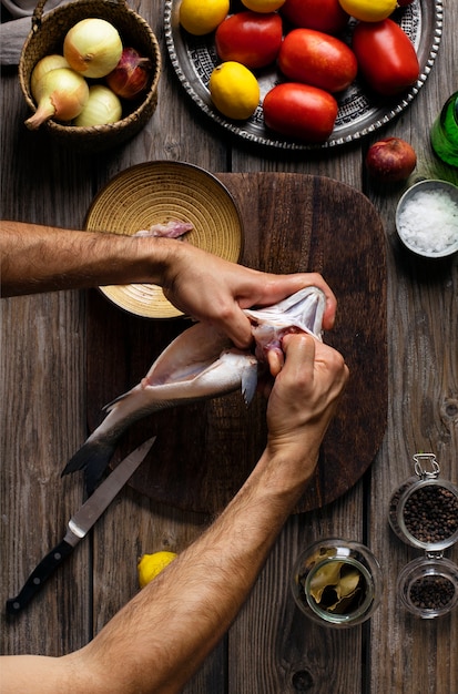 Processo di pulizia dei frutti di mare in cucina