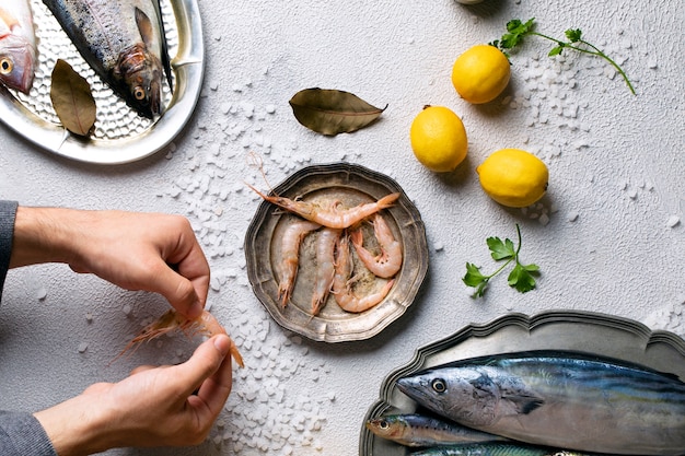 Processo di pulizia dei frutti di mare in cucina