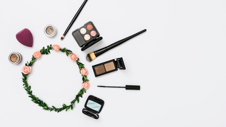 Foto gratuito prodotti cosmetici con rosa e foglie diadema isolato su sfondo bianco