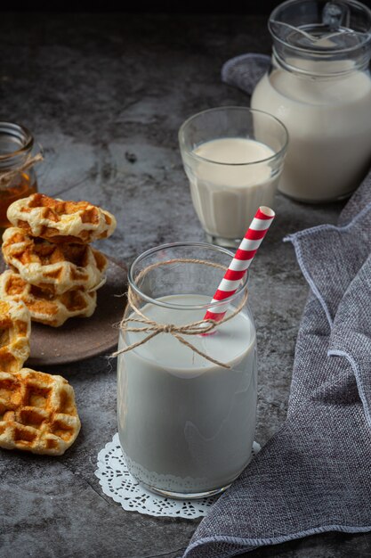 Prodotti lattiero-caseari gustosi prodotti lattiero-caseari su un tavolo su panna acida in una ciotola, ciotola di ricotta, crema in una banca e barattolo di latte, bottiglia di vetro e in un bicchiere.