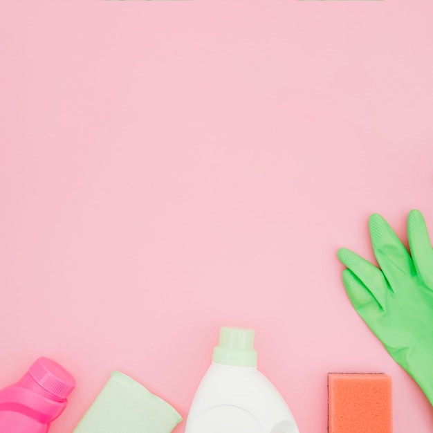 Prodotti per la pulizia su sfondo rosa