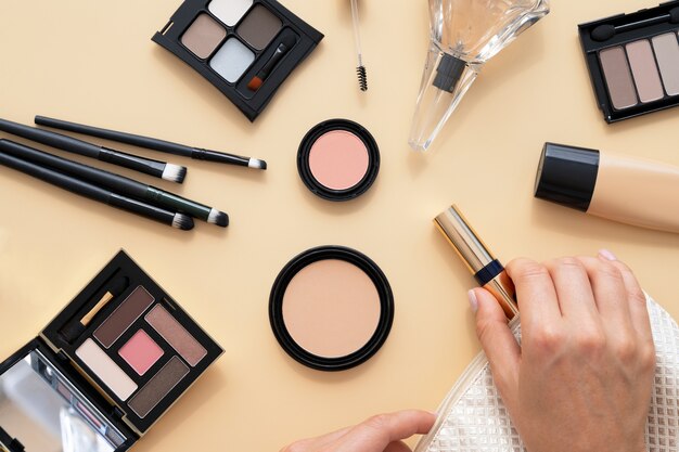 Prodotto per il trucco della tenuta della mano di vista superiore