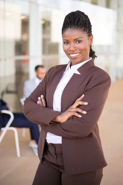 Professionista femminile fiducioso felice