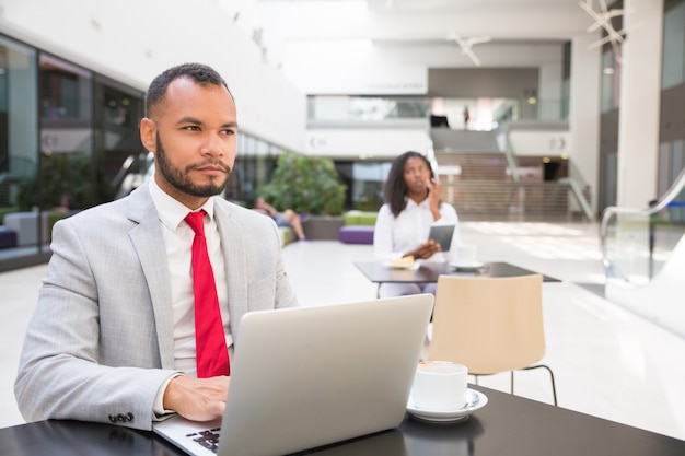 Professionista pensieroso che pensa alle idee