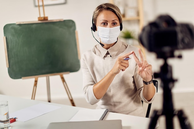 Professoressa che registra una lezione per l'apprendimento online durante la pandemia di COVID19