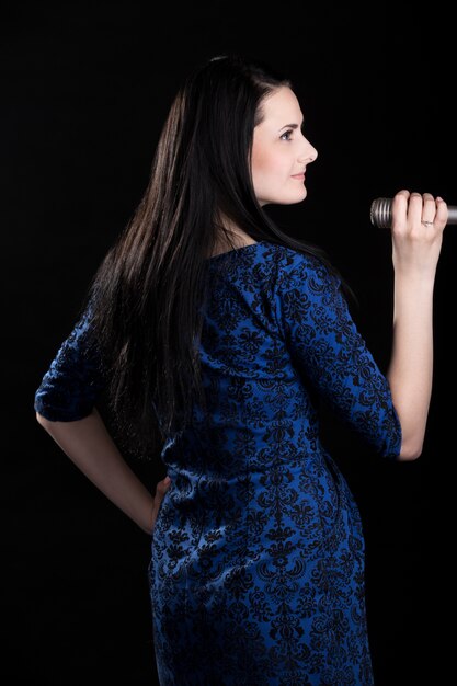 Profilo della cantante ragazza in abito blu