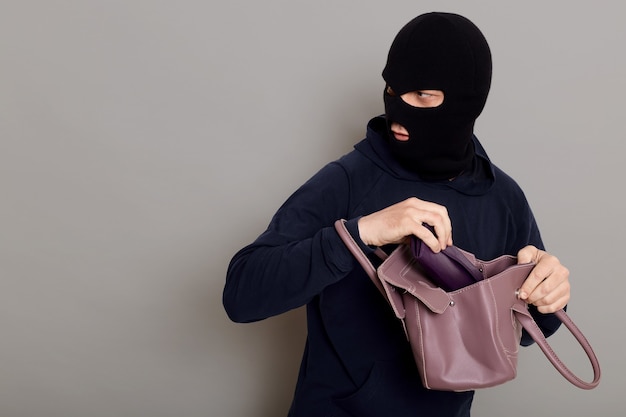 Profilo di un ladro con una faccia mascherata