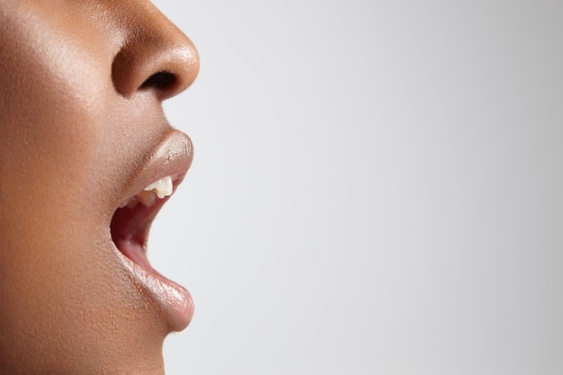 Profilo di una donna nera con la bocca aperta