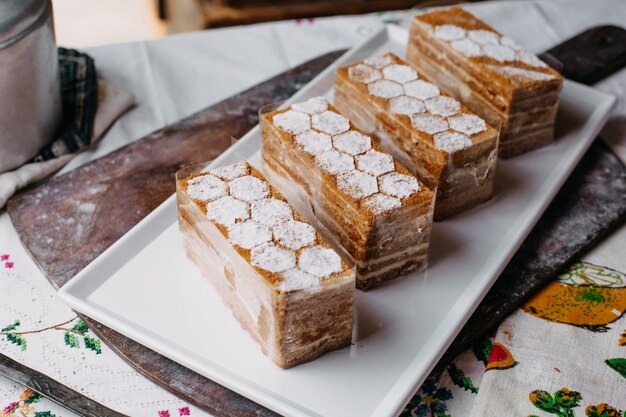 progettato fette di torta marrone crema delizioso delizioso piatto bianco interno