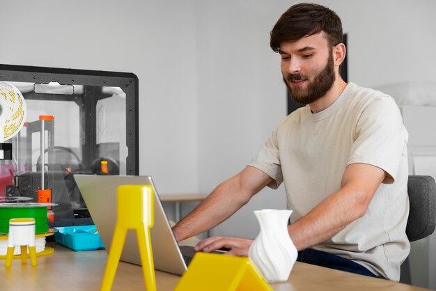 Progettista che usa una stampante 3D