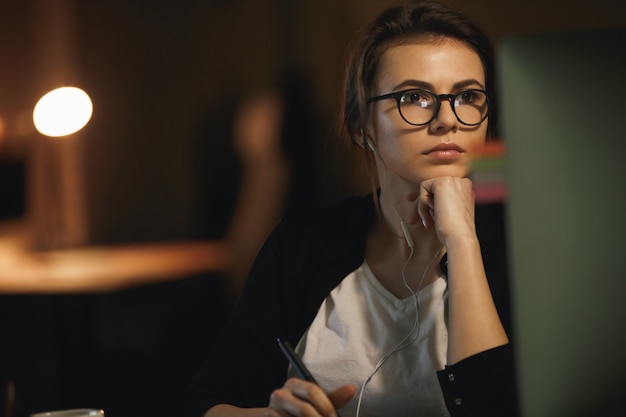 Progettista della donna che per mezzo del computer