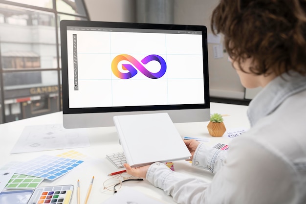 Progettista di logo che lavora sul desktop di un computer