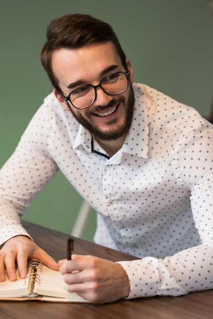 Programmi di scrittura dell'uomo di affari di smiley