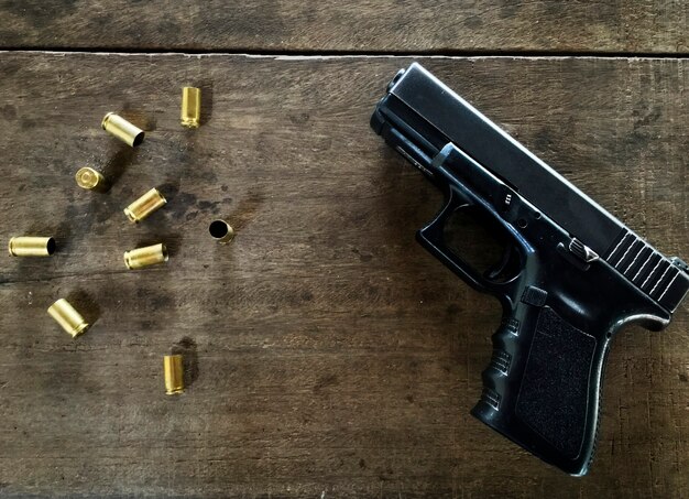 Proiettili vuoti e una pistola sul tavolo