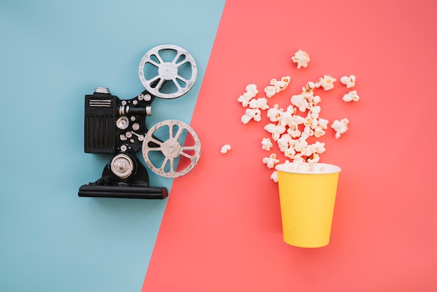 Proiettore cinematografico con scatola per popcorn