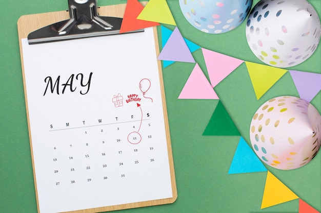 Promemoria di compleanno in calendario e cappelli