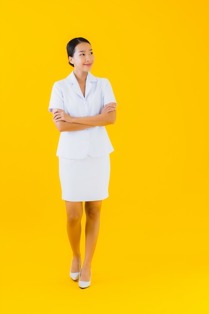 Pronto felice di bello sorriso dell'infermiere tailandese della bella giovane donna asiatica del ritratto per lavoro per il paziente