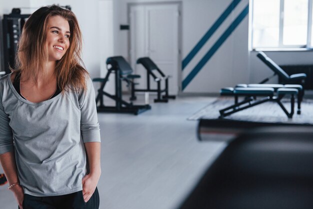 Pronto per andare a casa. splendida donna bionda in palestra durante il suo weekend