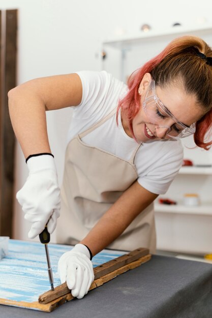 Proprietario di giovane imprenditrice lavorando