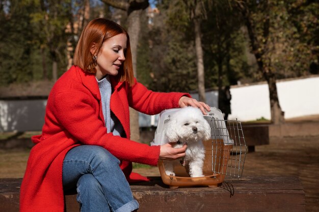 Proprietario vista frontale con trasportino per animali domestici