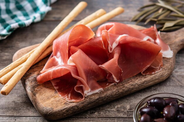 Prosciutto spagnolo serrano con olive e grissino