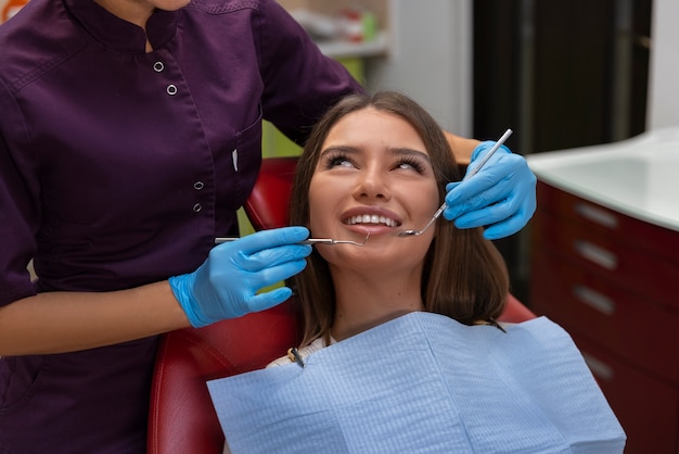 Prossimo piano di un dentista che usa strumenti