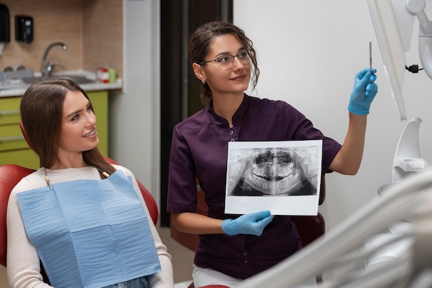 Prossimo piano di un dentista che usa strumenti