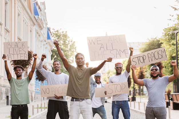 Protesta nera della materia viva