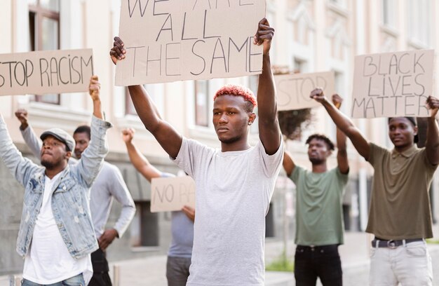 Protesta nera della materia viva